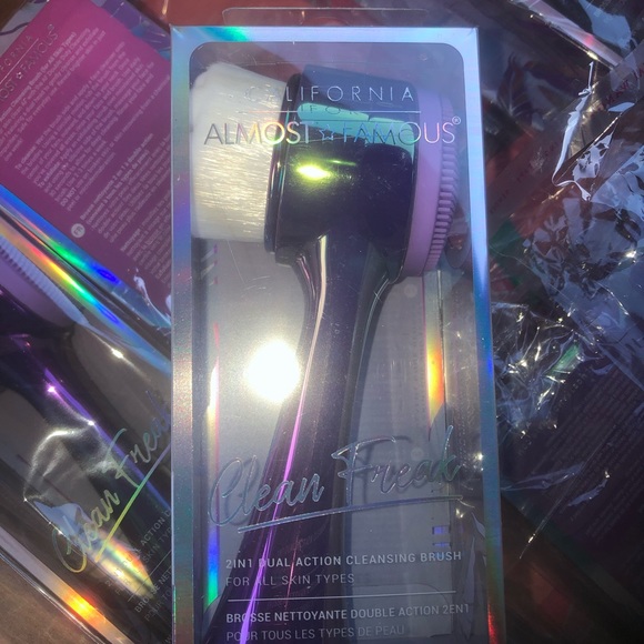 Clean Freak" 2in1 Cleanse & Exfoliate Brush - Picture 1 of 7